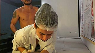 Enfermeira Sexy Acaricia Paciente com Mãos Molhadas Ereção Monstro Deepthroat Rough Hospital Fuck