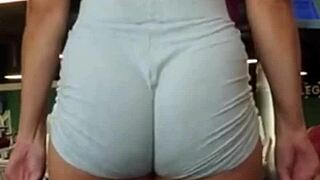 Gym babe's ass shakes wildly during intense workout!