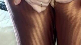hey mommy why you ripping that skirt to finger your wet pussy post gym?