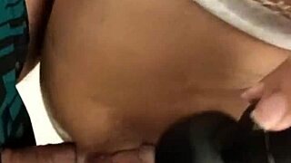 mi hermanastro me lo mete por el culo mientras uso mi vibrador