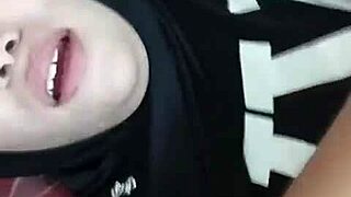 Ngentot cewek jilbab di kontrakan bikin nagih banget?