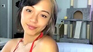 en la piscina con bikini