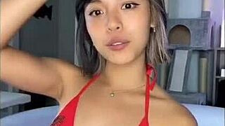 en la piscina con bikini