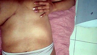 oh dios mio mi madrastra consentida se toca suave su clitoris porque le pica de excitacion ya