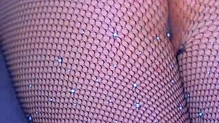 Whoa this teen babe's puffy shaved pussy slides on glass dildo sensually! 😍💦🔥