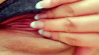 zorra latina mexicana se moja la shaved pussy y graba video casero para su chico mandandolo todo