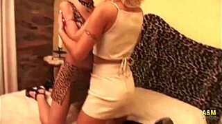 Punki and gótica lesbians fuck asses with dildos