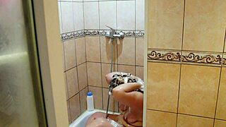 Home cam catches chubby milf shower shave big ass pussy behind scenes wet plump beauty