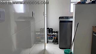 essa empregada latina agacha e exibe bunda grande gapada pro voyeur