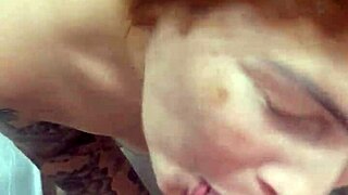 Marido roludo mandou a esposa ajoelhar e chupa a pica dele