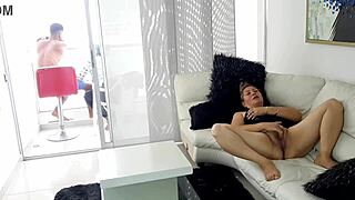 Atrapo a mi madrastra cachonda masturbandose