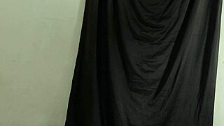 Ngintip cewek montok ganti baju in silk satin dress 😍