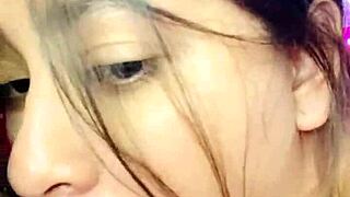 Puta latina tiene un orgasmo increible y recibe leche en su boca