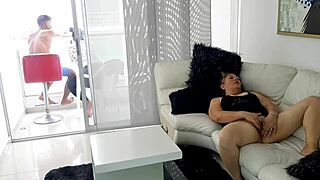 Atrapo a mi madrastra cachonda masturbandose