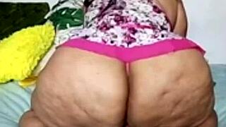 Madre caliente quiere un poco de atencion y te muestra su culo gordo