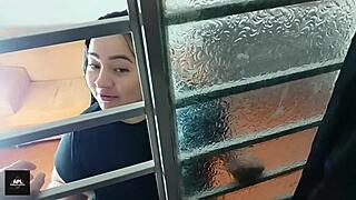 la vecina cachonda me chupa la verga por la ventana y me pone su culito para que me lo folle