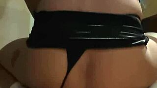 Con Una Diminuta Minifalda Se Hace La Tanga A Un Lado Y Comienza En Entrenamiento Anal Gape