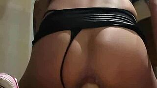 Con Una Diminuta Minifalda Se Hace La Tanga A Un Lado Y Comienza En Entrenamiento Anal Gape