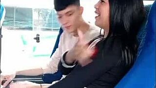 graban a pareja en un bus a punto de tener sexo