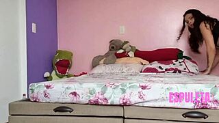 punheta guiada pov while spying on friend sister