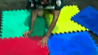 La porrista pasa la prueba brincando la polla con sentadillas 🔥
