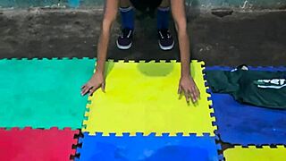 La porrista pasa la prueba brincando la polla con sentadillas 🔥