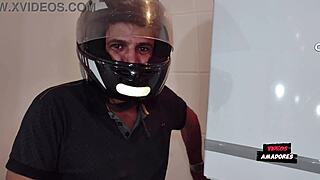 corno deixa motoboy foder sua esposa
