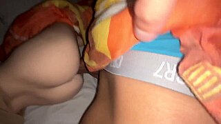 esta chica de 18 anos tiene unas nalgas perfectas solo arrima su culo a mi polla gorda