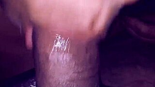 putita latina le mama la verga al vecino y se traga toda la leche antes de que la descubran