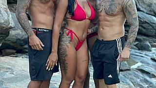 preta gostosa se vingou do marido fudendo com tres novinhos