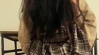 casero de colegiala saliendo del salon para detonar nalguitas