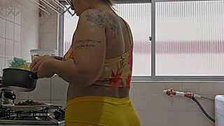 casada safada usando um shorts curto socado no rabo