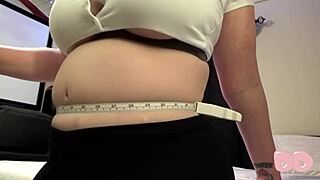Pump big tit blonde masturbates